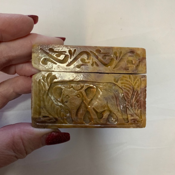 Carved in India - elephant trinket box - Picture 4 of 5